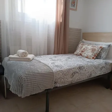 Quaint Ground Floor With Pool Lb1