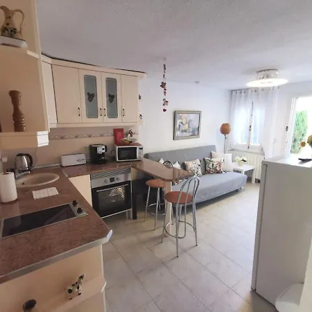 Apartment Quaint Ground Floor With Pool Lb1