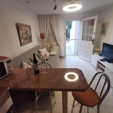 Quaint Ground Floor With Pool Lb1 Apartment *