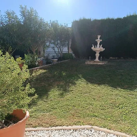 Quaint Ground Floor With Pool Lb1